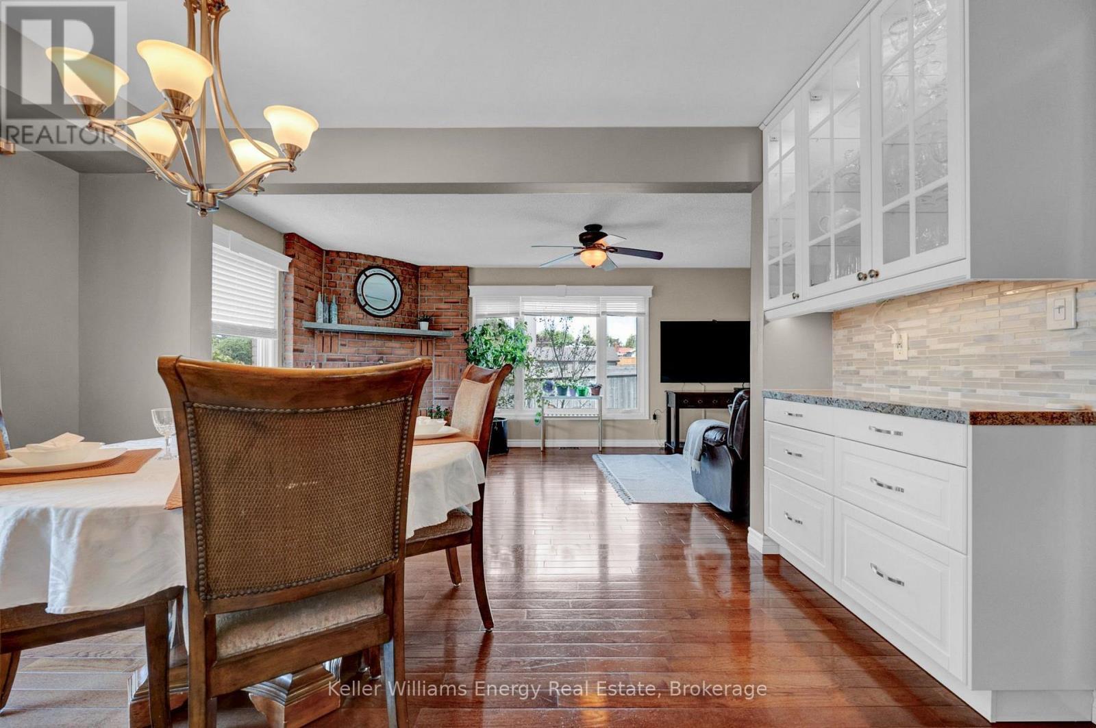 2 Murkar Crescent, Whitby (Blue Grass Meadows), ON - Indoor