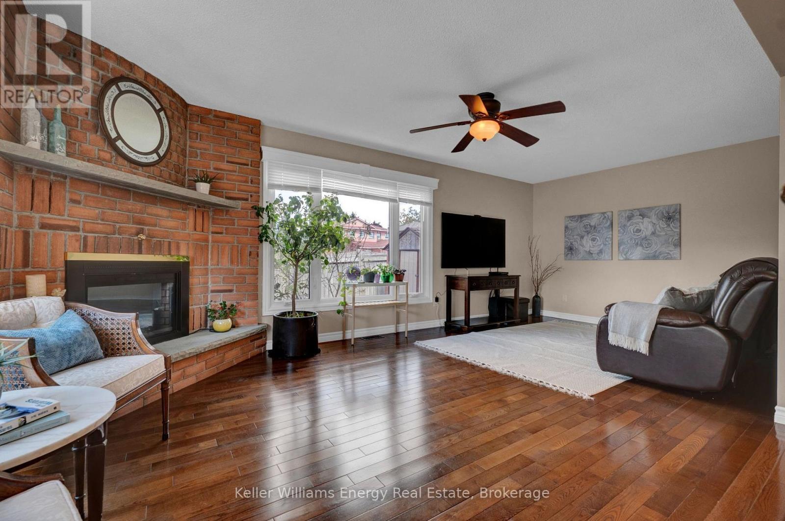 2 Murkar Crescent, Whitby (Blue Grass Meadows), ON - Indoor Photo Showing Living Room With Fireplace
