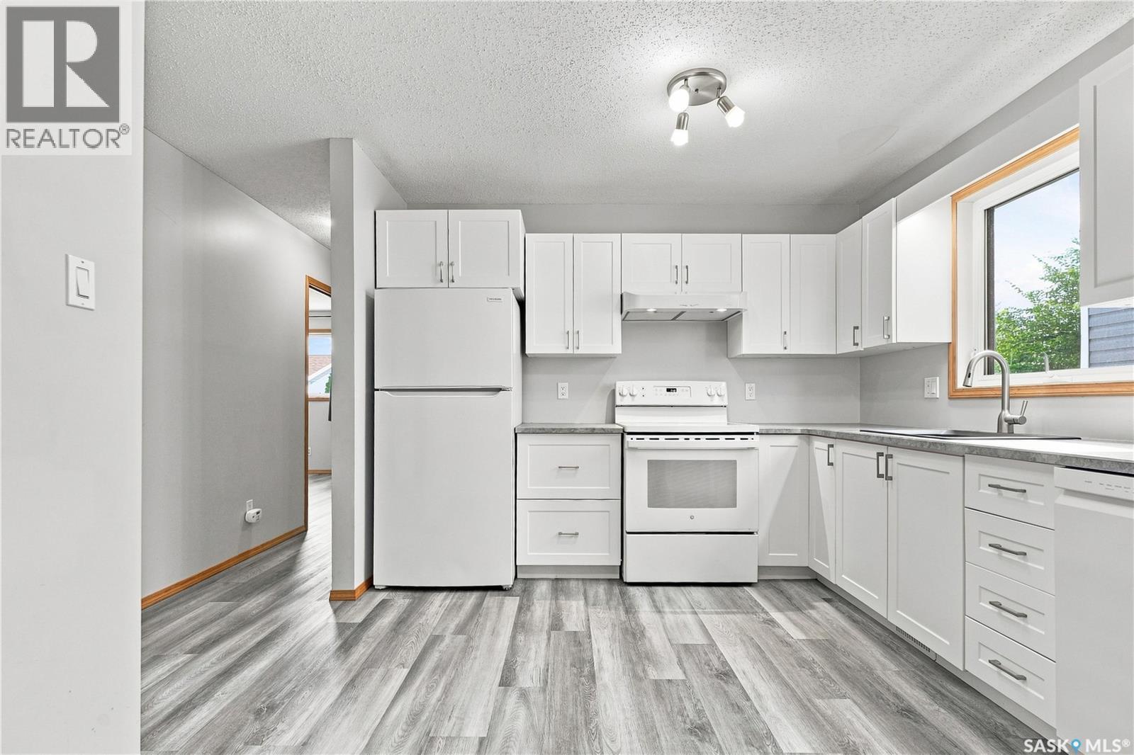 205 Imperial Street, Saskatoon, SK - Indoor Photo Showing Kitchen