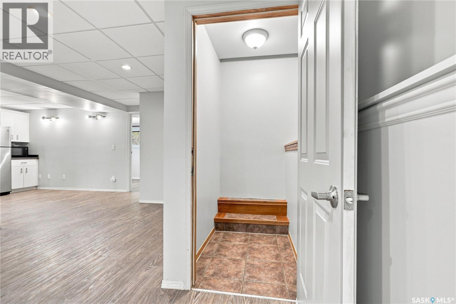 205 Imperial Street, Saskatoon, SK - Indoor