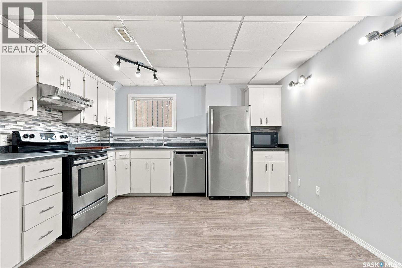 205 Imperial Street, Saskatoon, SK - Indoor Photo Showing Kitchen With Stainless Steel Kitchen With Upgraded Kitchen