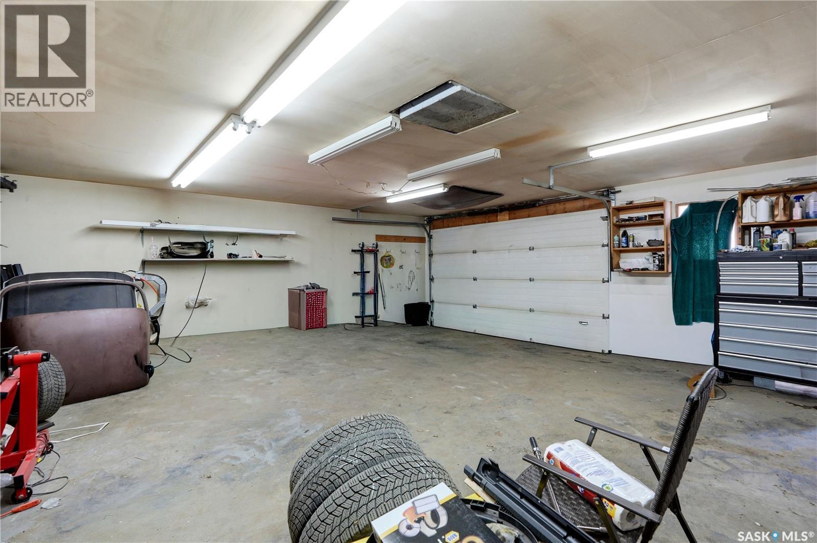 205 Imperial Street, Saskatoon, SK - Indoor Photo Showing Garage