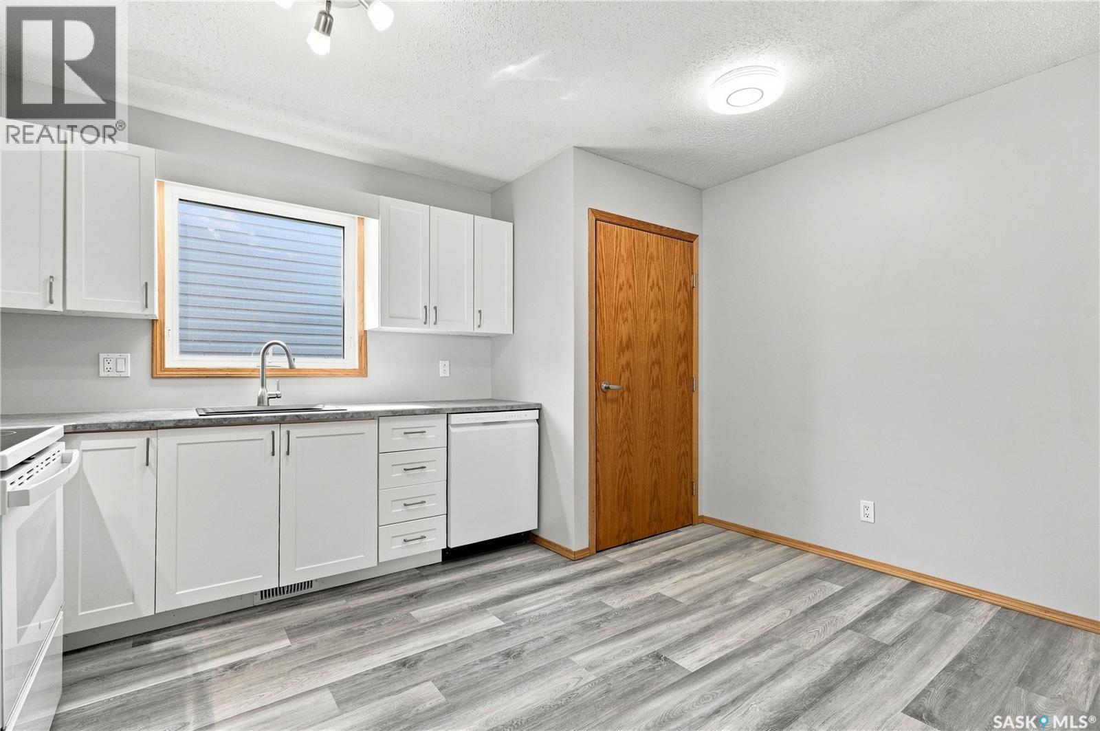 205 Imperial Street, Saskatoon, SK - Indoor Photo Showing Kitchen