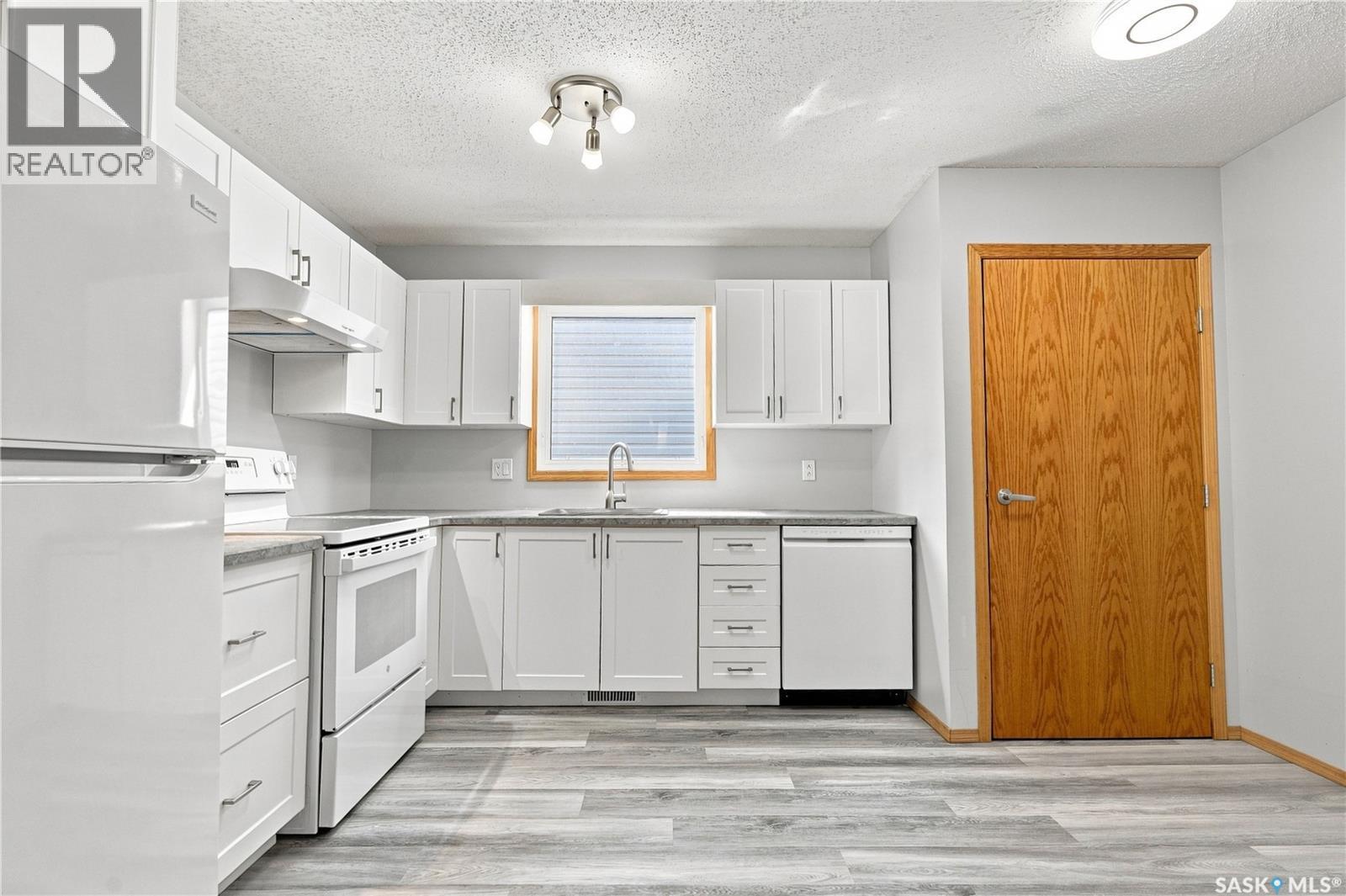 205 Imperial Street, Saskatoon, SK - Indoor Photo Showing Kitchen