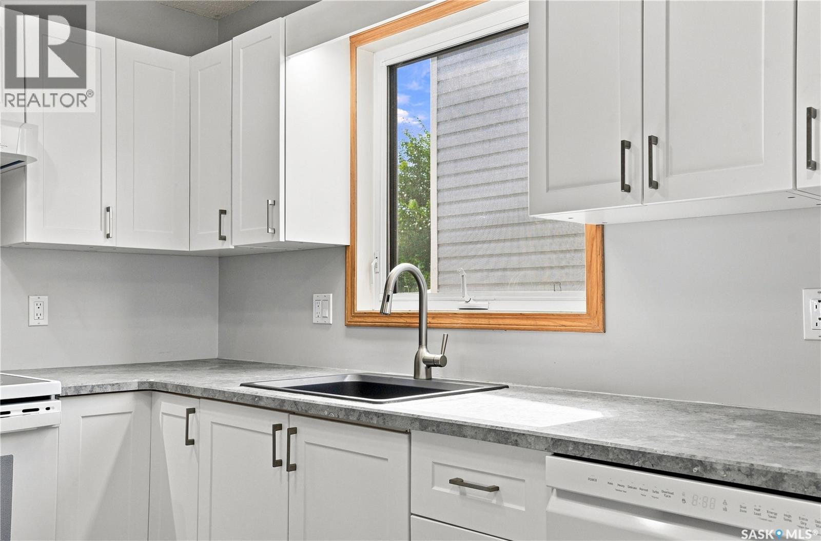 205 Imperial Street, Saskatoon, SK - Indoor Photo Showing Kitchen