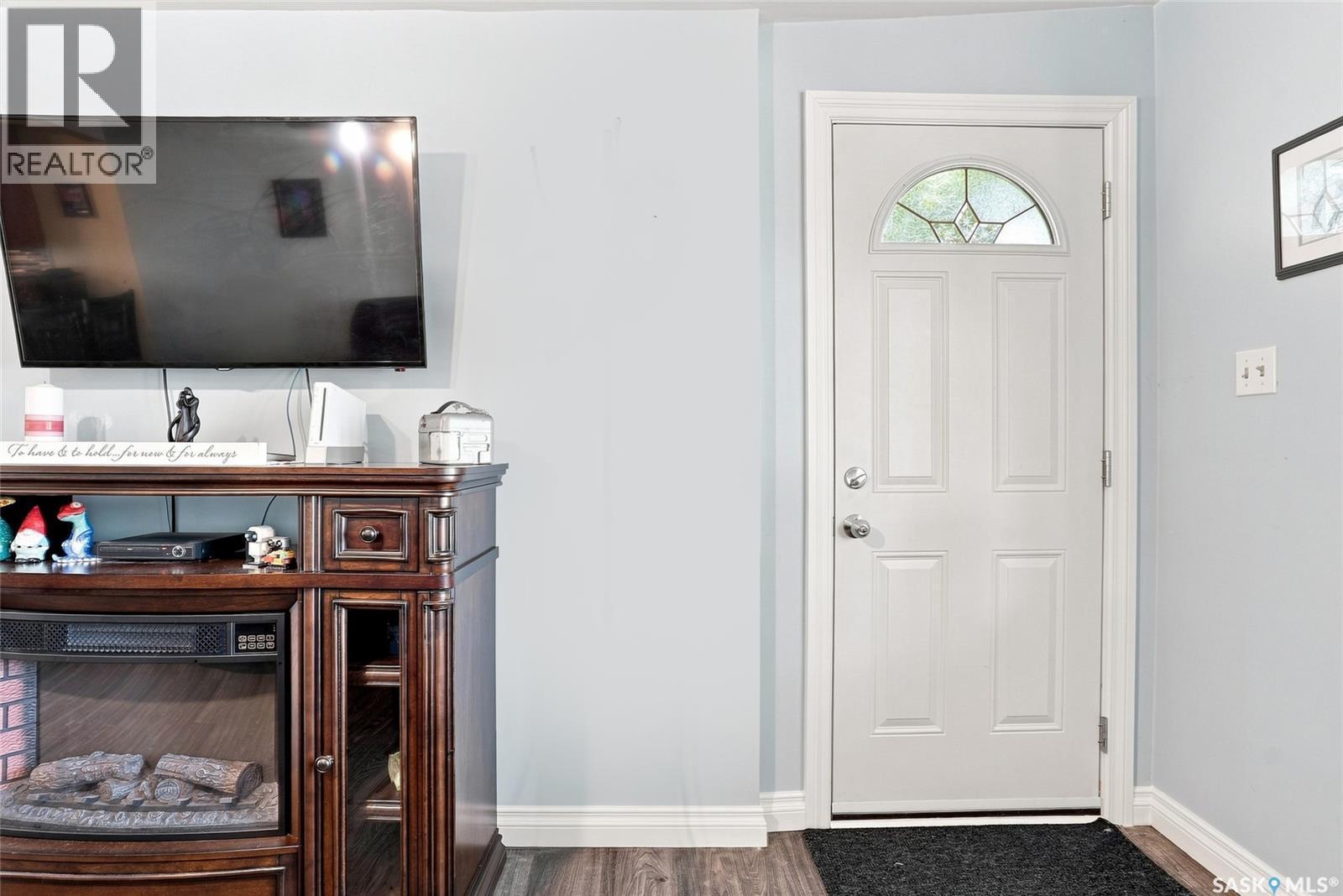 503 P Avenue N, Saskatoon, SK - Indoor Photo Showing Other Room With Fireplace