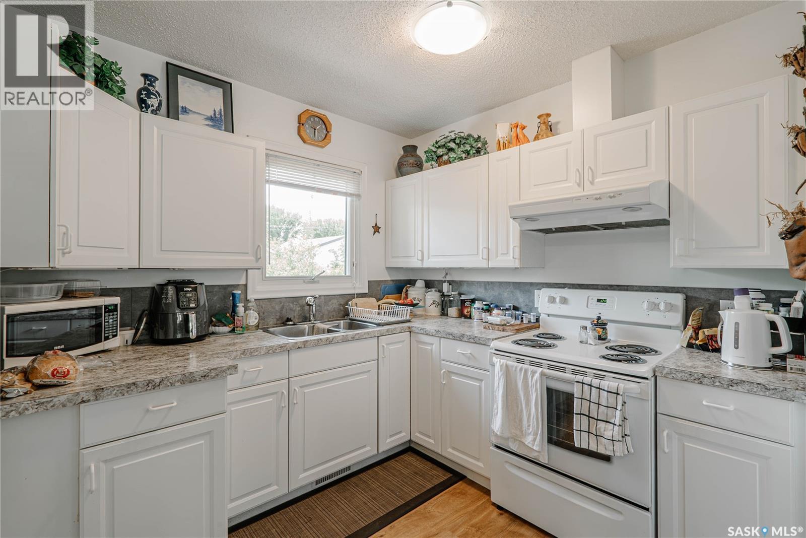 127 107Th Street W, Saskatoon, SK - Indoor Photo Showing Kitchen With Double Sink