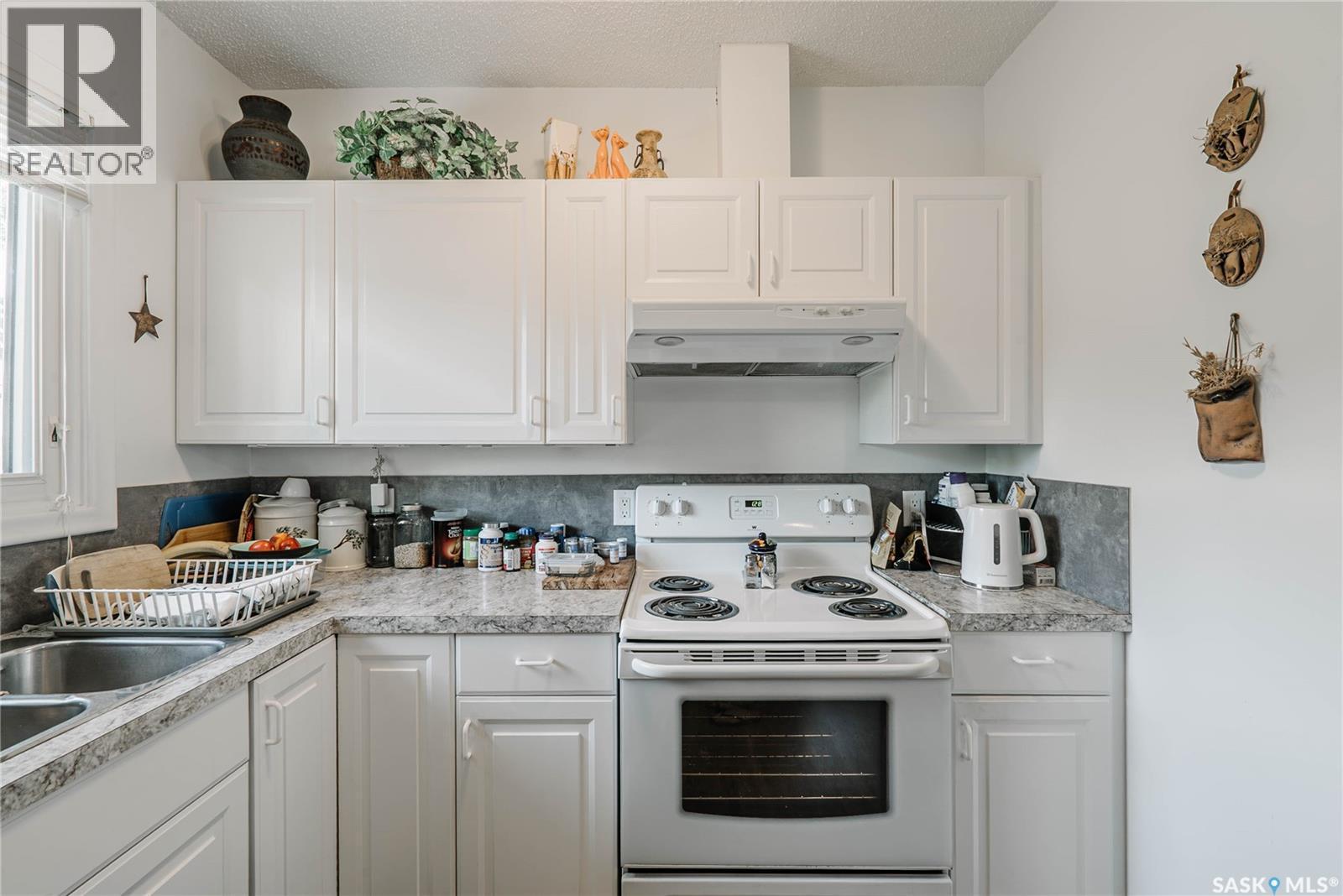 127 107Th Street W, Saskatoon, SK - Indoor Photo Showing Kitchen With Double Sink