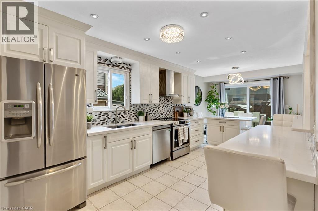 913 Copper Leaf Crescent, Kitchener, ON - Indoor Photo Showing Kitchen With Double Sink With Upgraded Kitchen