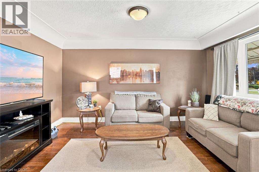 111 Sharon Avenue, Hamilton, ON - Indoor Photo Showing Living Room