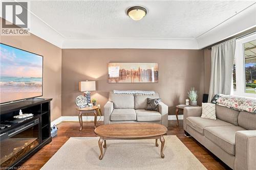 111 Sharon Avenue, Hamilton, ON - Indoor Photo Showing Living Room