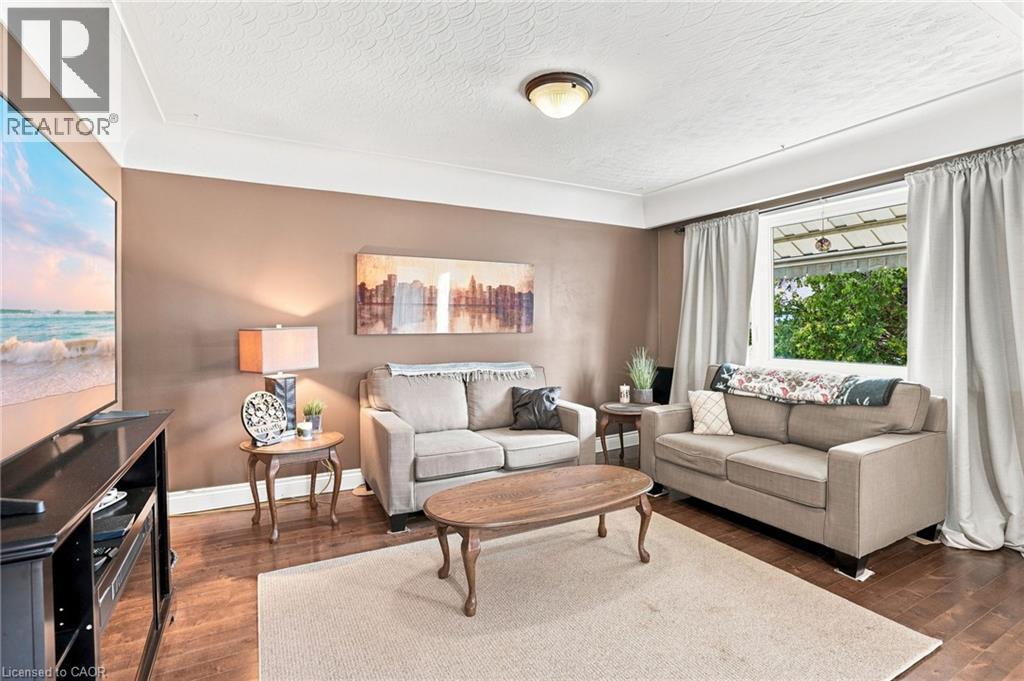 111 Sharon Avenue, Hamilton, ON - Indoor Photo Showing Living Room