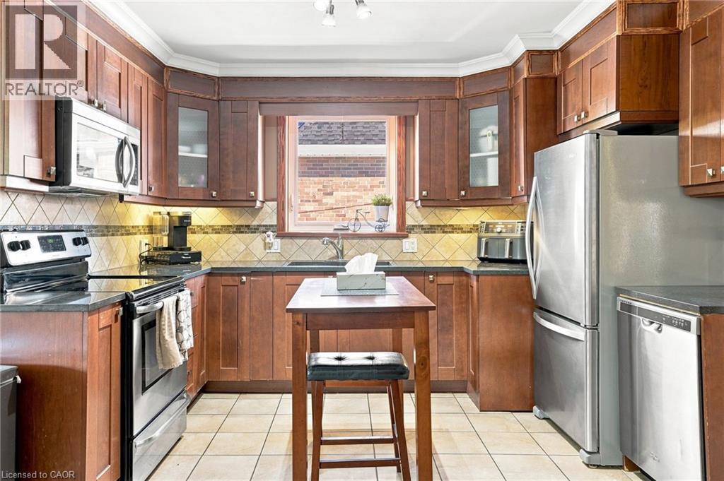 111 Sharon Avenue, Hamilton, ON - Indoor Photo Showing Kitchen