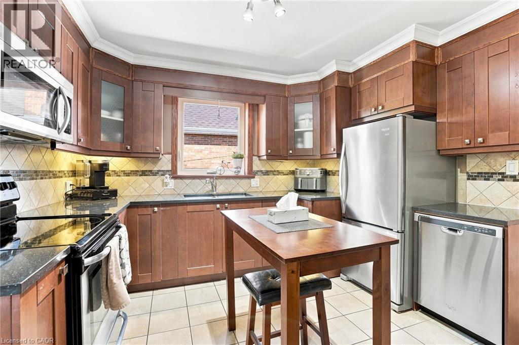 111 Sharon Avenue, Hamilton, ON - Indoor Photo Showing Kitchen