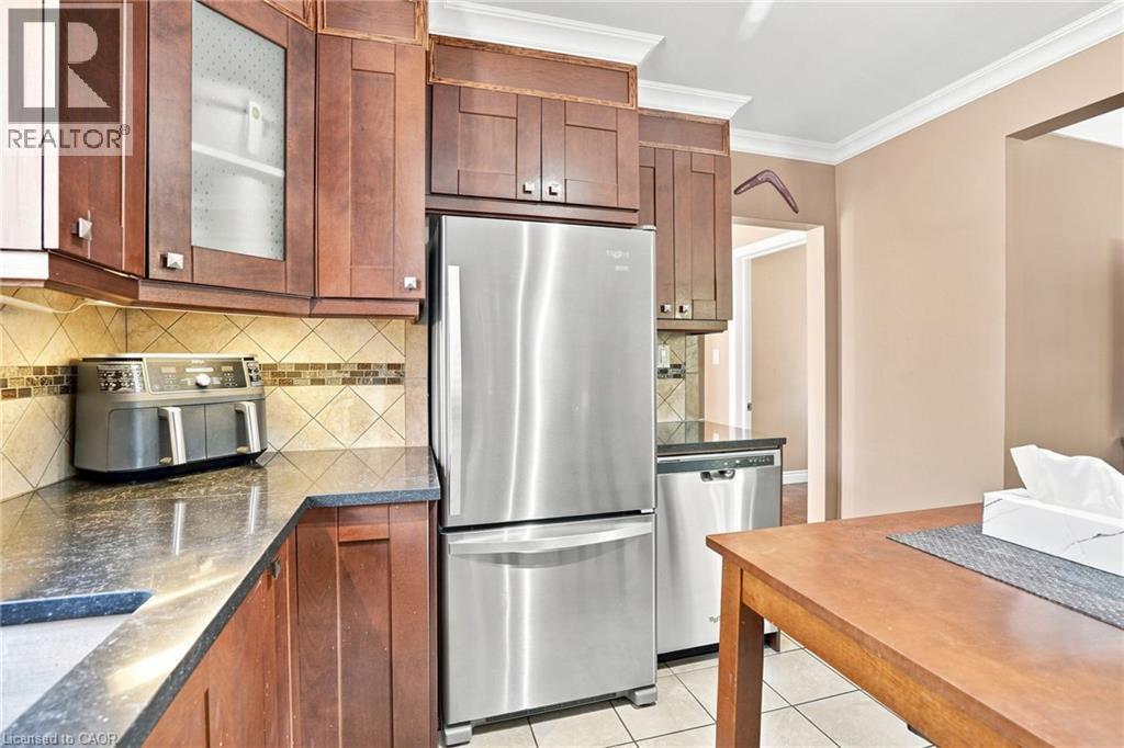 111 Sharon Avenue, Hamilton, ON - Indoor Photo Showing Kitchen