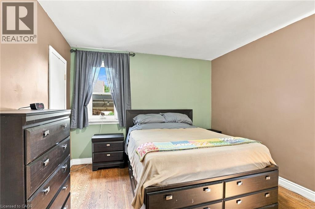 111 Sharon Avenue, Hamilton, ON - Indoor Photo Showing Bedroom