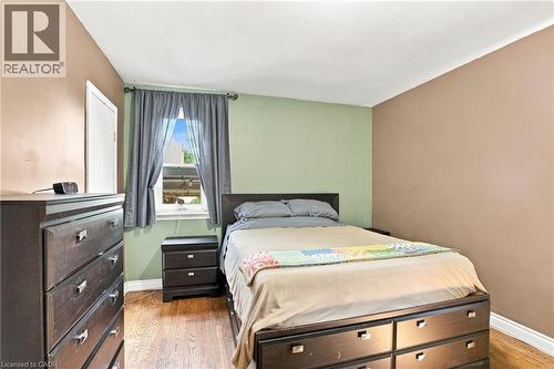 111 Sharon Avenue, Hamilton, ON - Indoor Photo Showing Bedroom