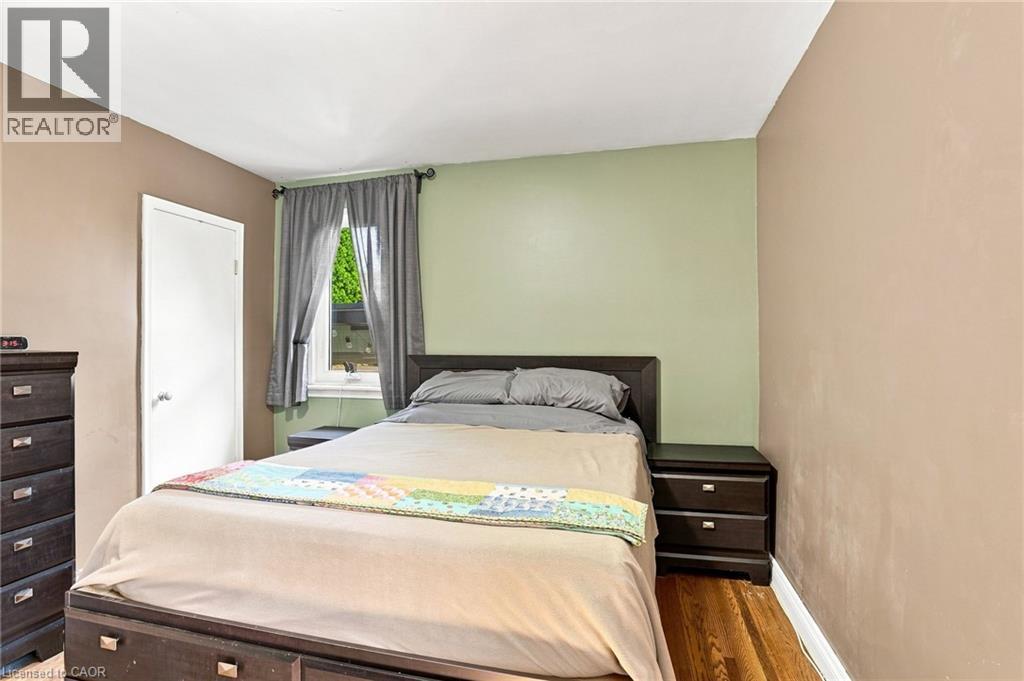 111 Sharon Avenue, Hamilton, ON - Indoor Photo Showing Bedroom