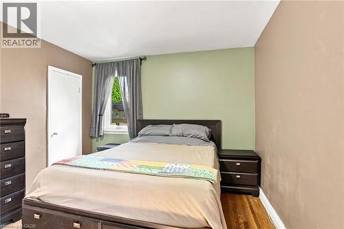 111 Sharon Avenue, Hamilton, ON - Indoor Photo Showing Bedroom