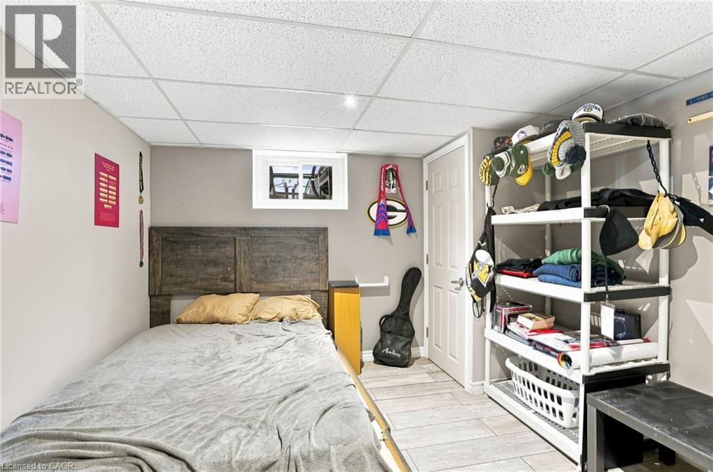 111 Sharon Avenue, Hamilton, ON - Indoor Photo Showing Bedroom