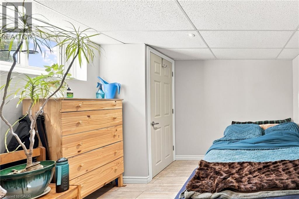 111 Sharon Avenue, Hamilton, ON - Indoor Photo Showing Bedroom
