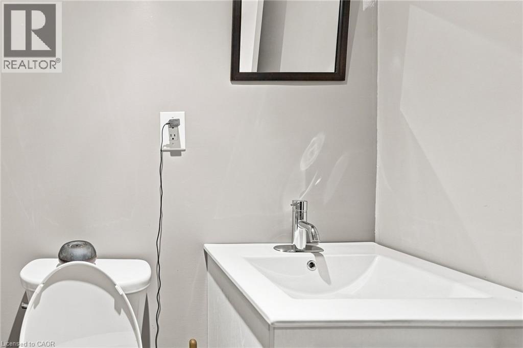 111 Sharon Avenue, Hamilton, ON - Indoor Photo Showing Bathroom