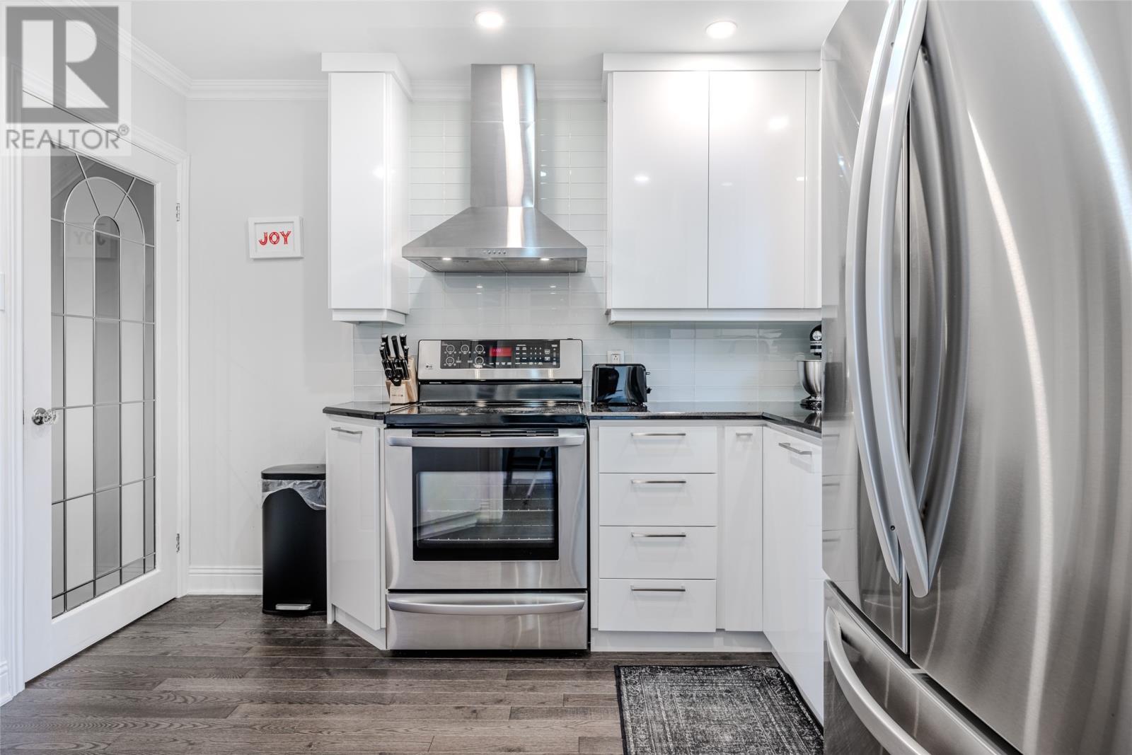 10 Browne Crescent, St. John'S, NL - Indoor Photo Showing Kitchen With Stainless Steel Kitchen With Upgraded Kitchen