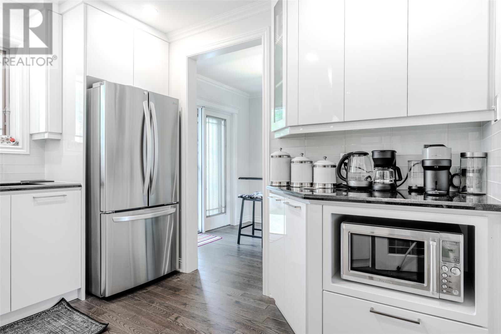 10 Browne Crescent, St. John'S, NL - Indoor Photo Showing Kitchen With Upgraded Kitchen
