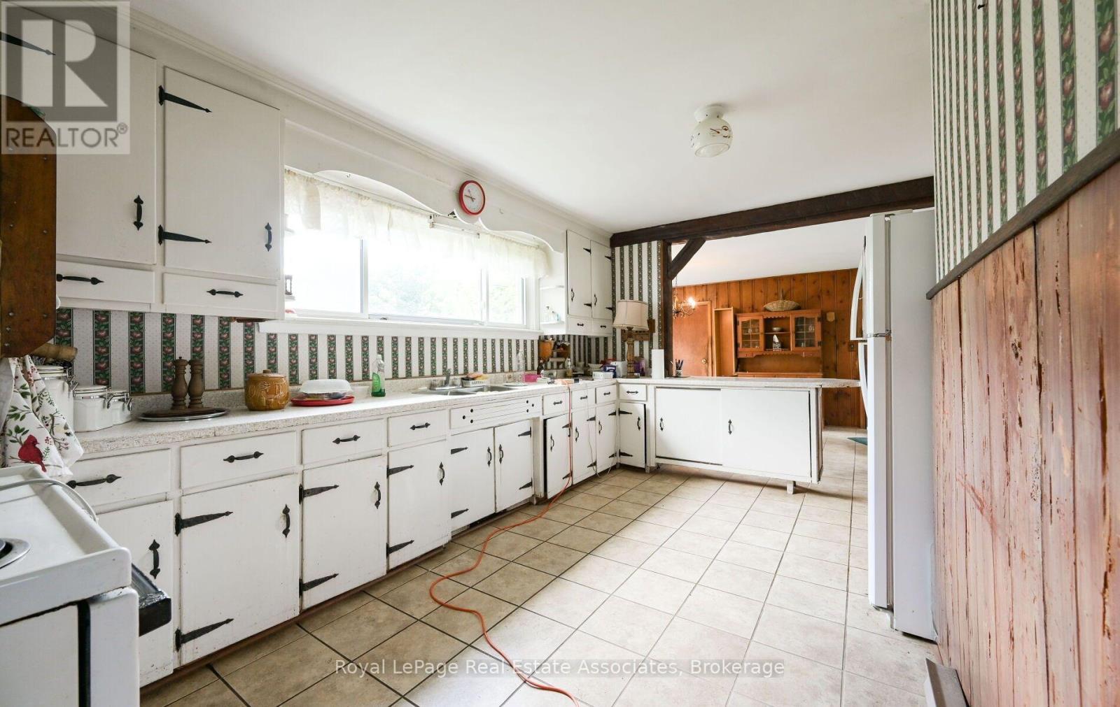 27 Rothsay Avenue, Kitchener, ON - Indoor Photo Showing Kitchen