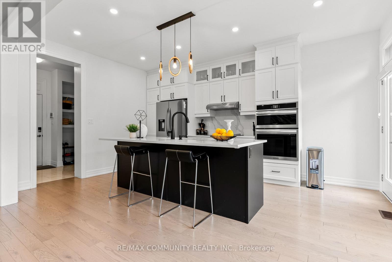 2879 Foxden Square, Pickering, ON - Indoor Photo Showing Kitchen With Upgraded Kitchen