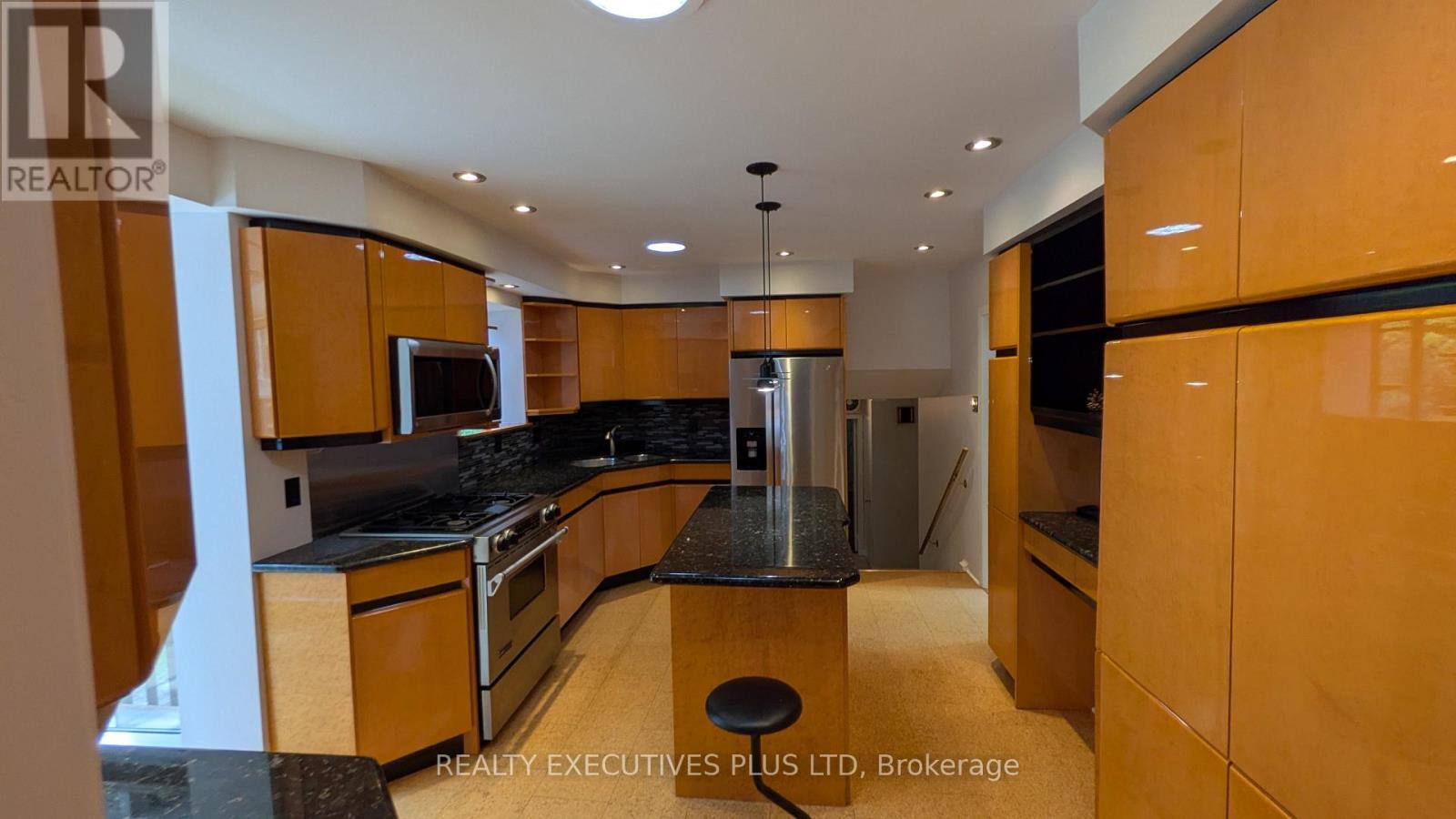 1443 Birchwood Drive, Mississauga, ON - Indoor Photo Showing Kitchen