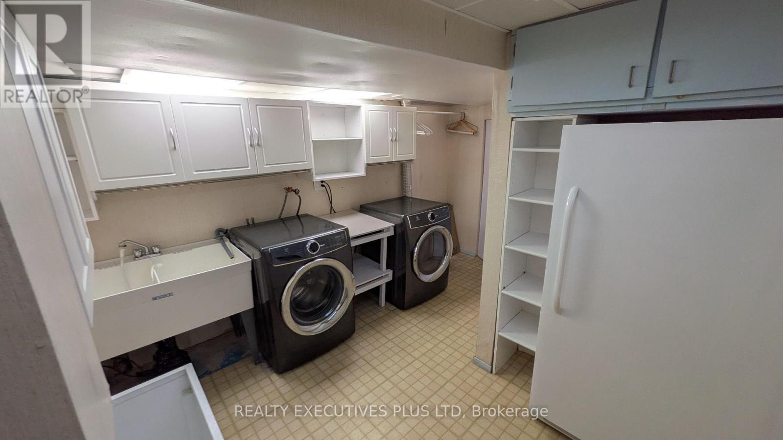 1443 Birchwood Drive, Mississauga, ON - Indoor Photo Showing Laundry Room