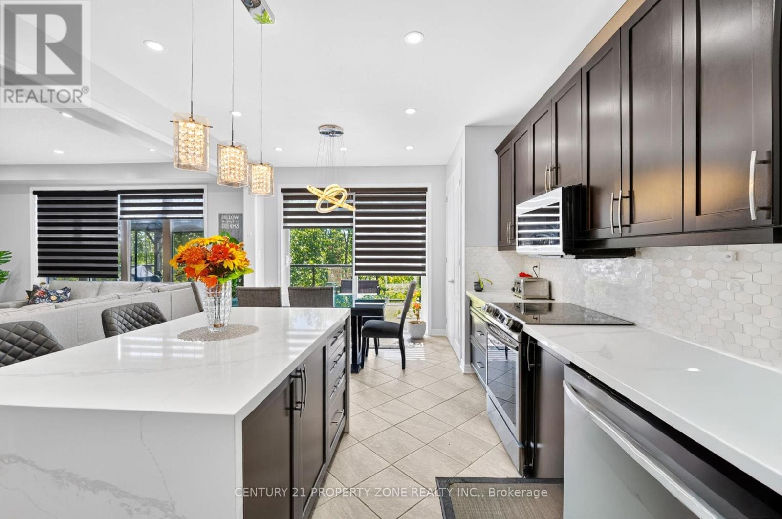 114 Mincing Trail, Brampton, ON - Indoor Photo Showing Kitchen With Upgraded Kitchen