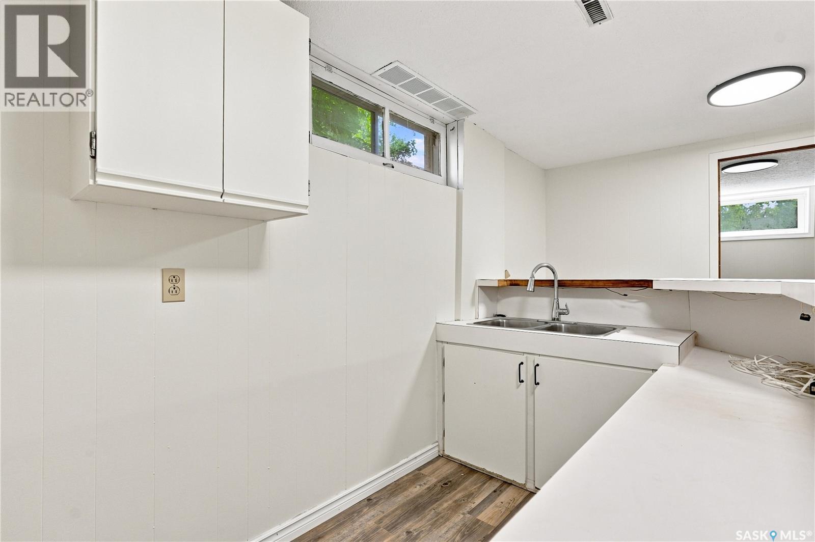 1401 10Th Street E, Saskatoon, SK - Indoor Photo Showing Kitchen With Double Sink