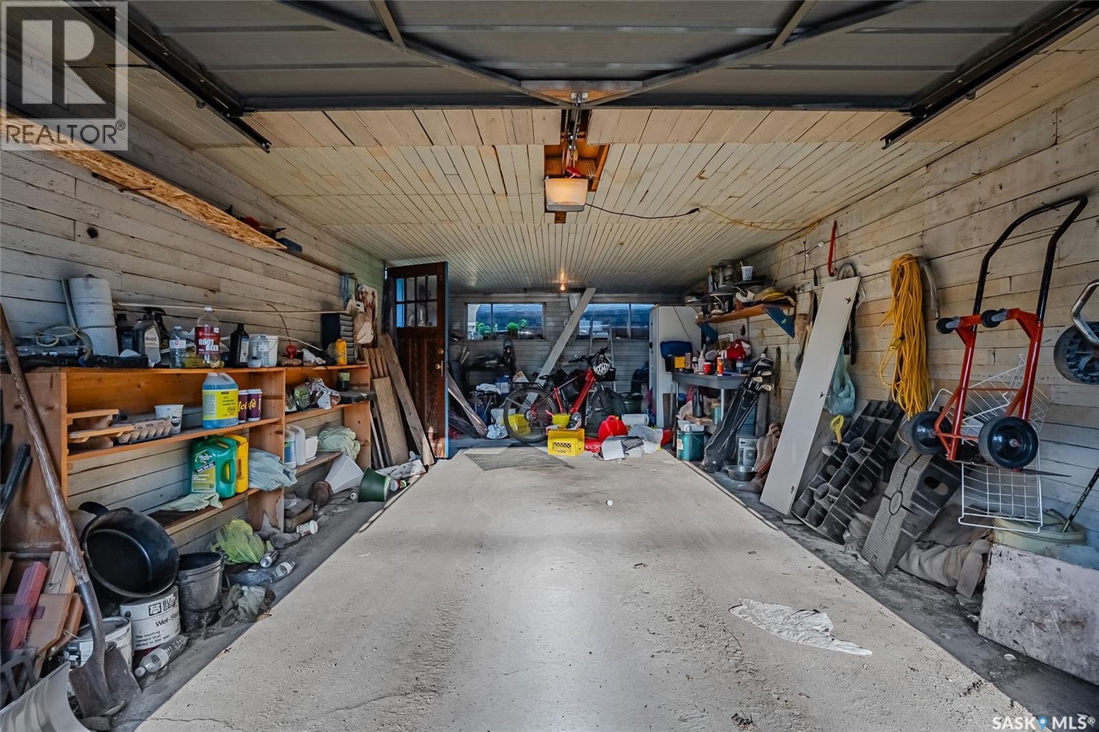 229 U Avenue N, Saskatoon, SK - Indoor Photo Showing Garage