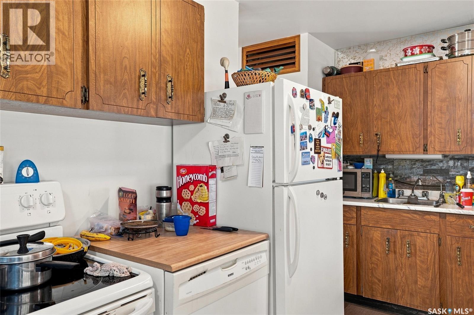 229 U Avenue N, Saskatoon, SK - Indoor Photo Showing Kitchen