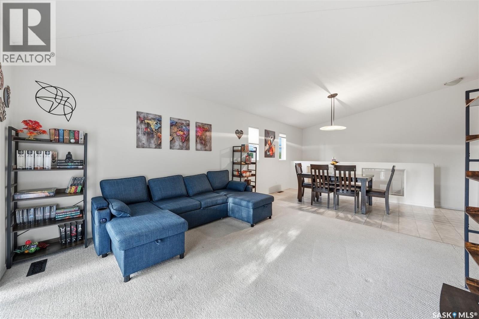 204D 141 105Th Street W, Saskatoon, SK - Indoor Photo Showing Living Room