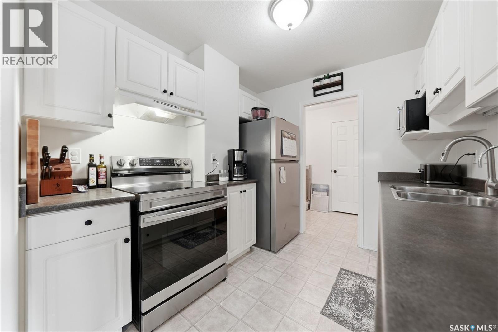 204D 141 105Th Street W, Saskatoon, SK - Indoor Photo Showing Kitchen With Double Sink