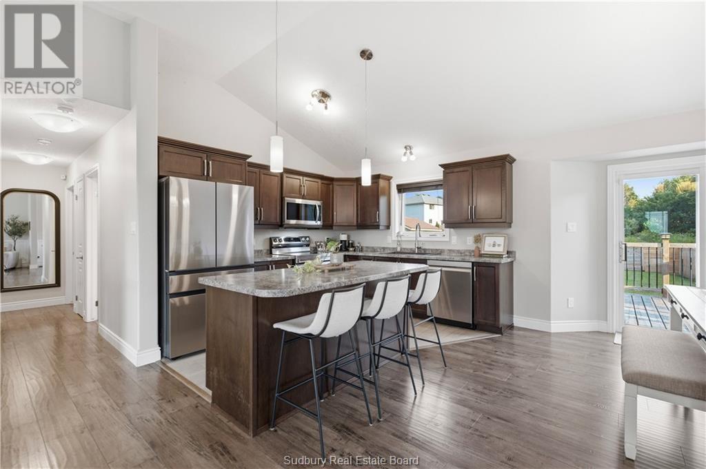 1663 Meadowlark Way, Val Caron, ON - Indoor Photo Showing Kitchen With Upgraded Kitchen