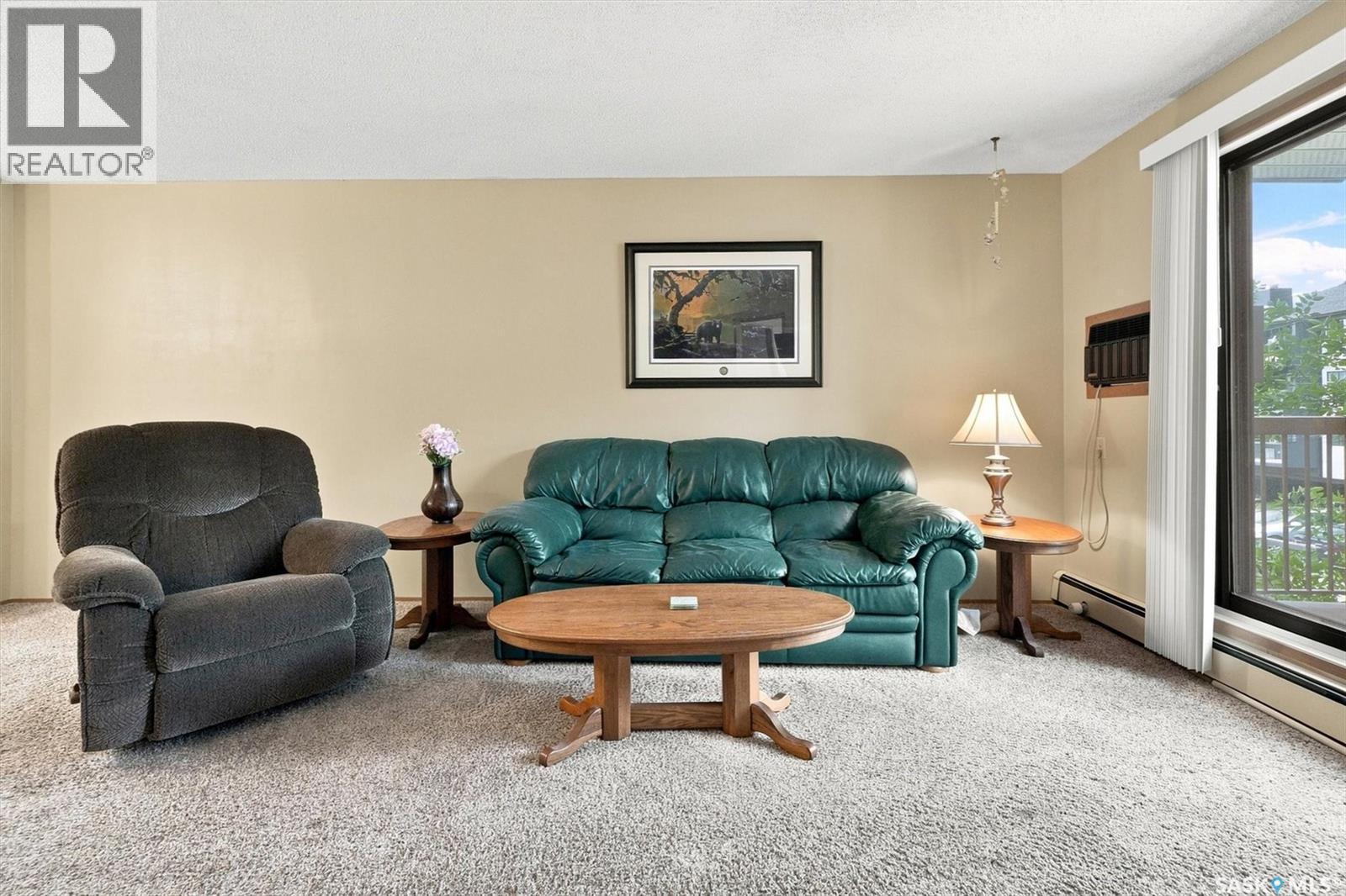 203 525 5Th Avenue N, Saskatoon, SK - Indoor Photo Showing Living Room