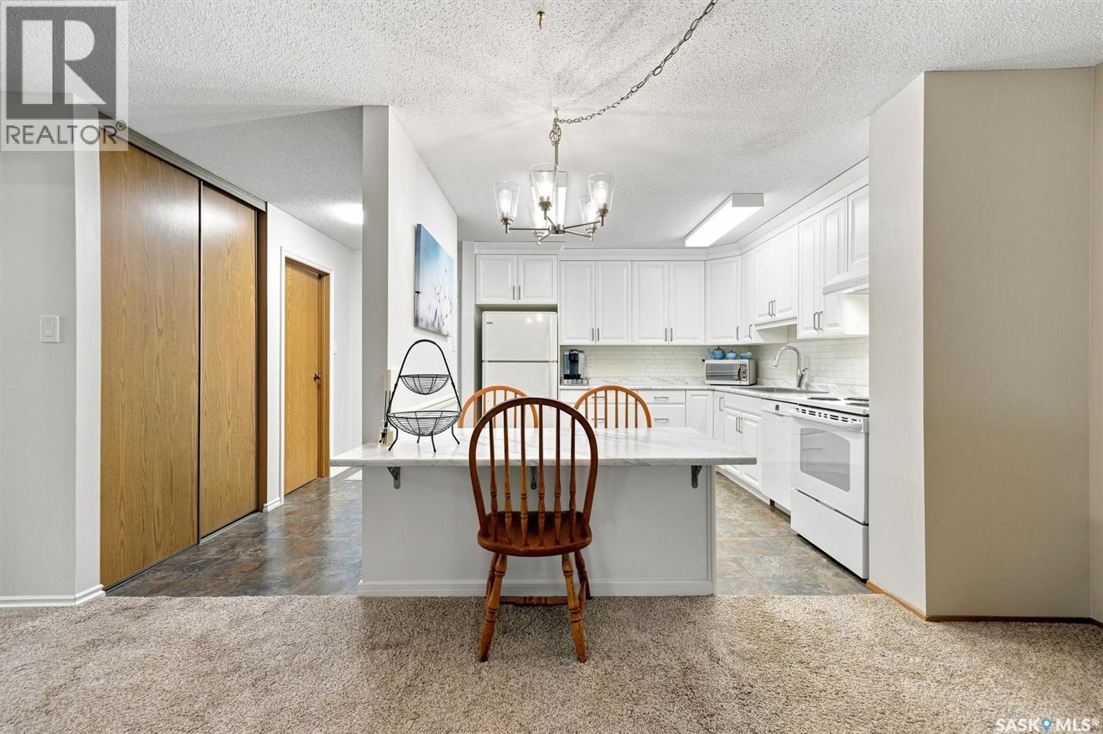 203 525 5Th Avenue N, Saskatoon, SK - Indoor Photo Showing Kitchen