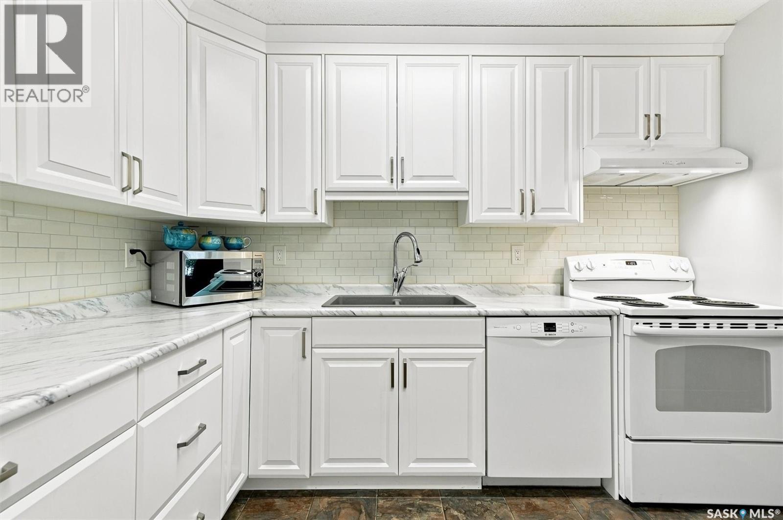 203 525 5Th Avenue N, Saskatoon, SK - Indoor Photo Showing Kitchen With Double Sink