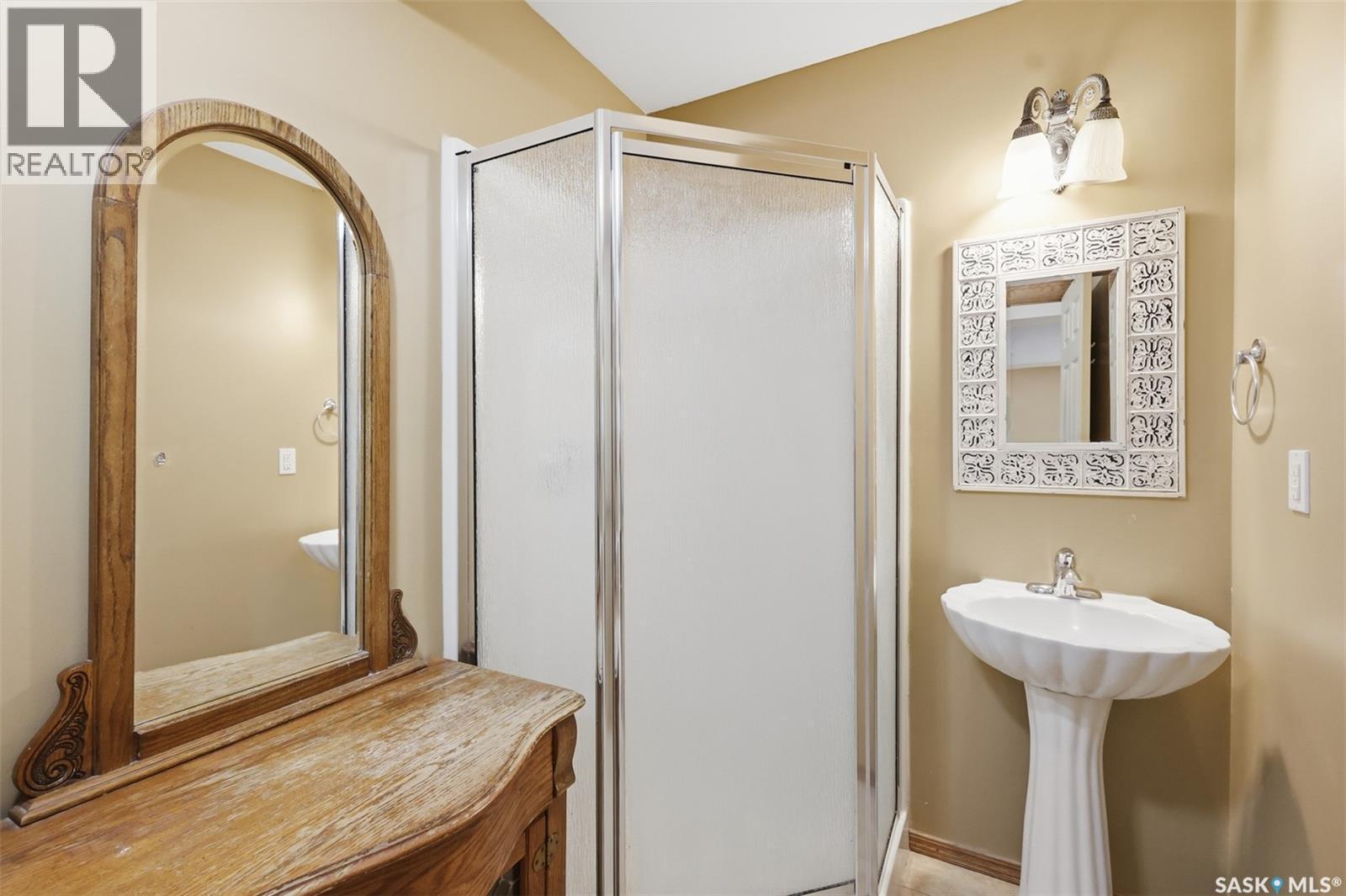 703 Beechmont Lane, Saskatoon, SK - Indoor Photo Showing Bathroom