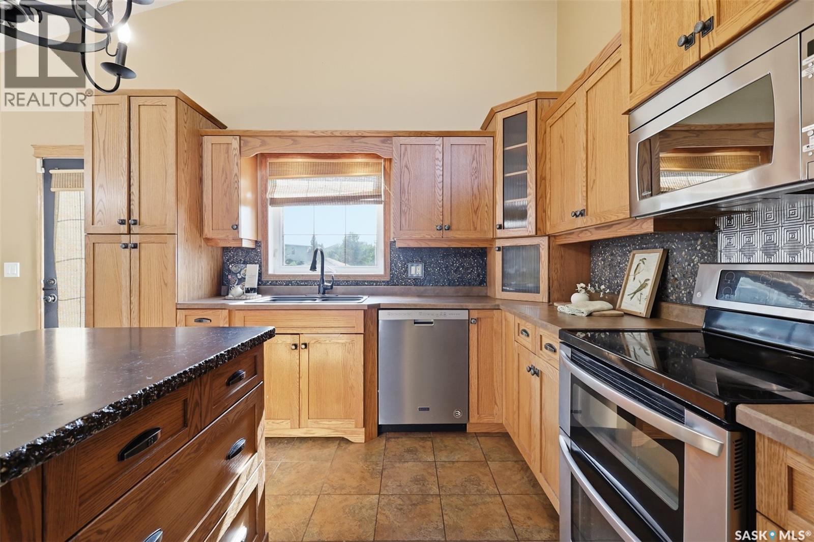 703 Beechmont Lane, Saskatoon, SK - Indoor Photo Showing Kitchen