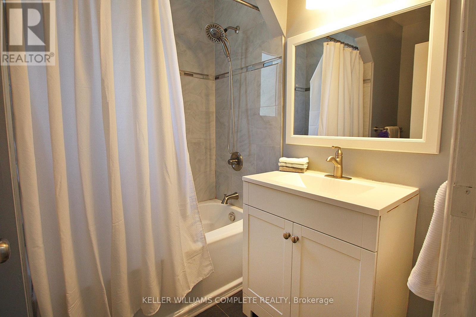 7 Lampton Place, Hamilton, ON - Indoor Photo Showing Bathroom