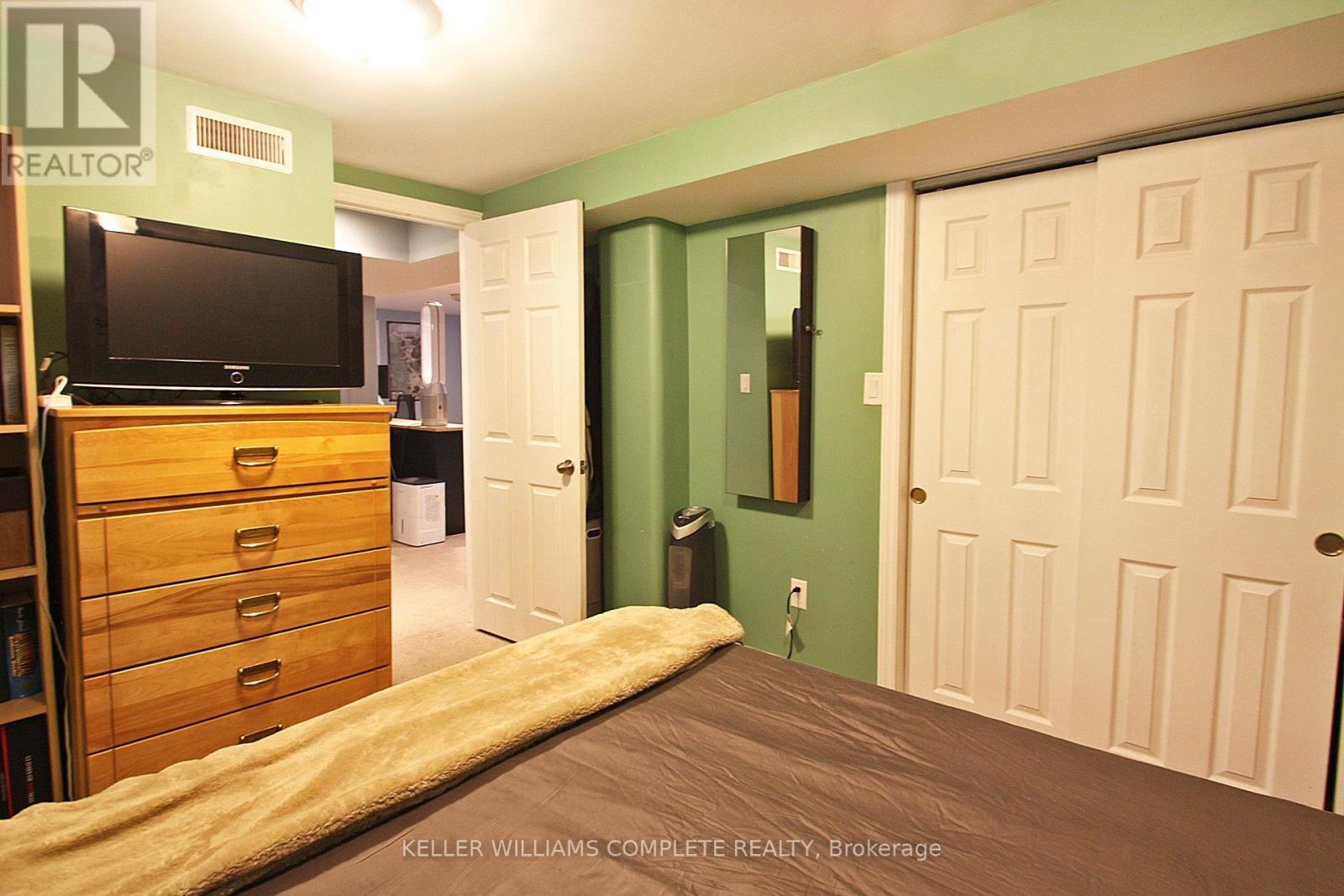 7 Lampton Place, Hamilton, ON - Indoor Photo Showing Bedroom