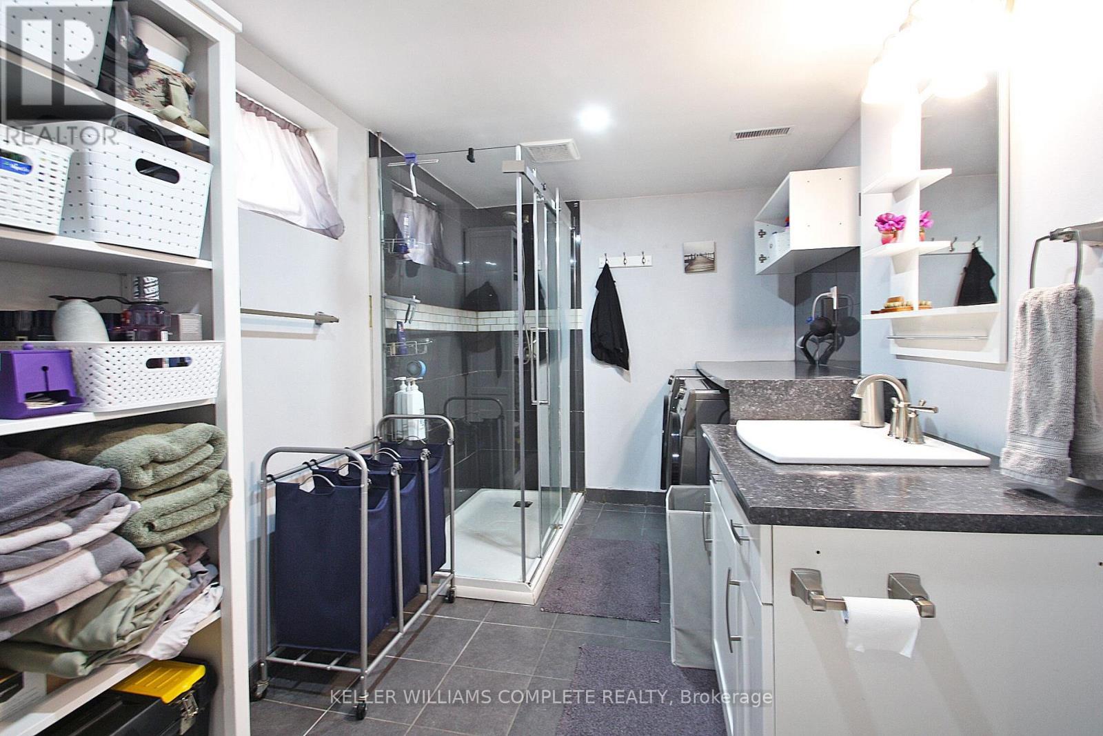 7 Lampton Place, Hamilton, ON - Indoor Photo Showing Bathroom