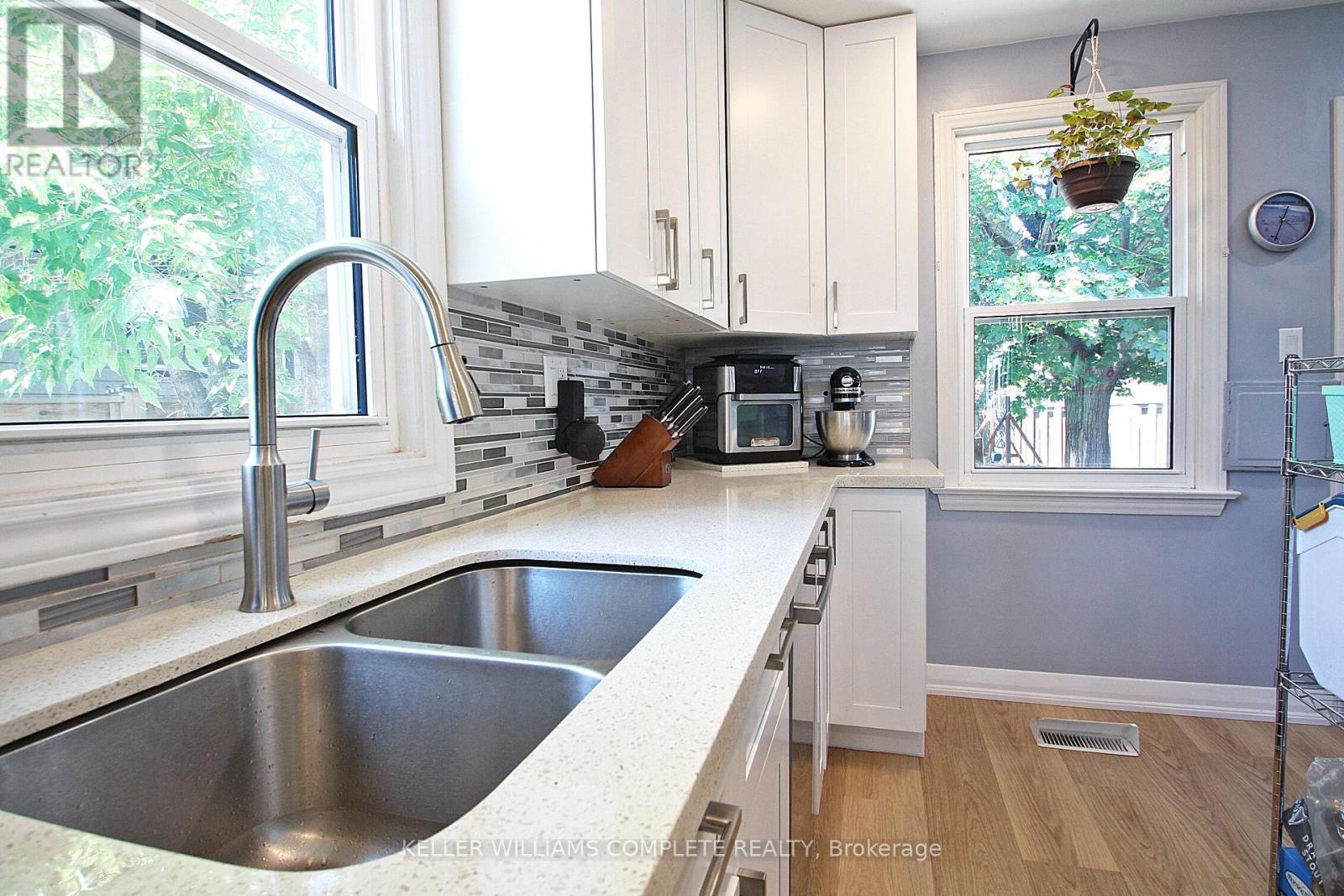7 Lampton Place, Hamilton, ON - Indoor Photo Showing Kitchen With Double Sink