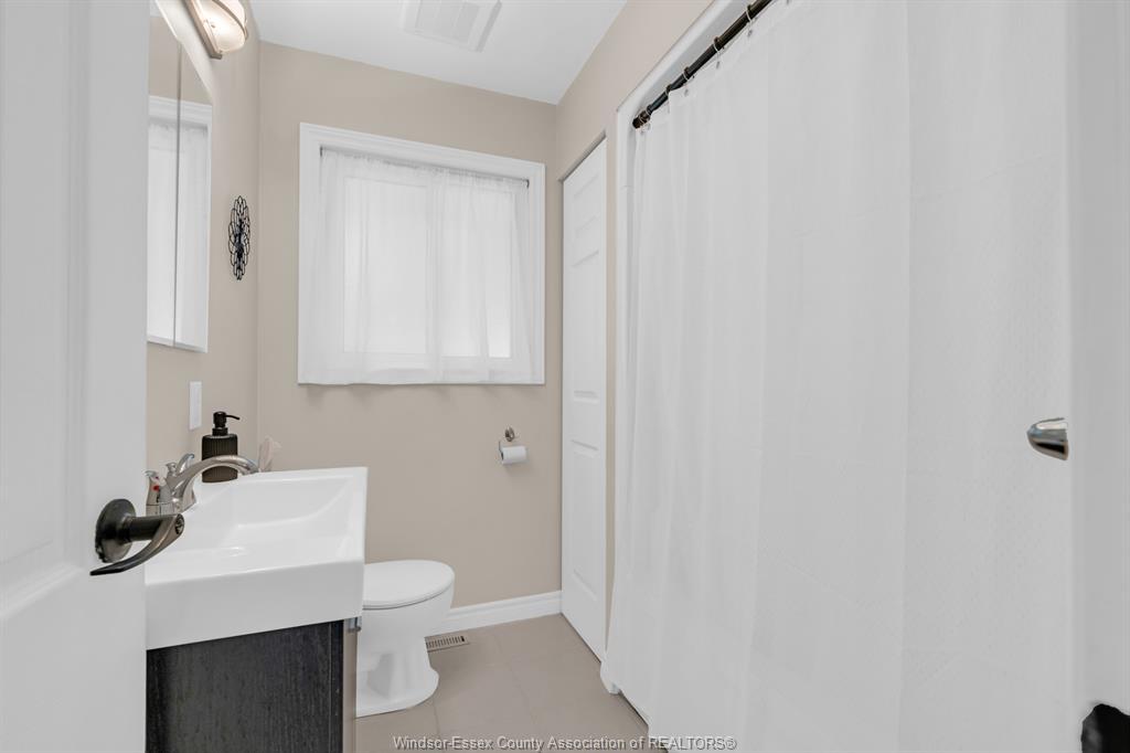 22 Danforth, Leamington, ON - Indoor Photo Showing Bathroom