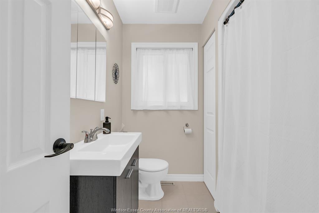22 Danforth, Leamington, ON - Indoor Photo Showing Bathroom